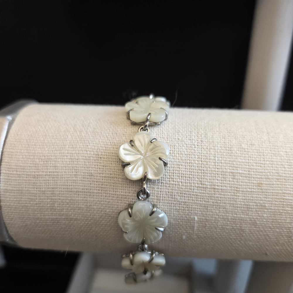 Vintage Carved Mother of Pearl Shell Plumeria Flower Link Bracelet - Picture 2 of 11